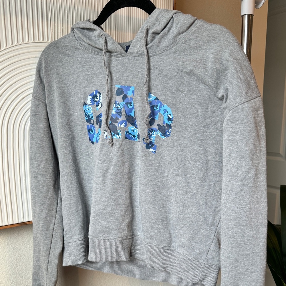 GAP cropped hoodie gray with floral blue letter